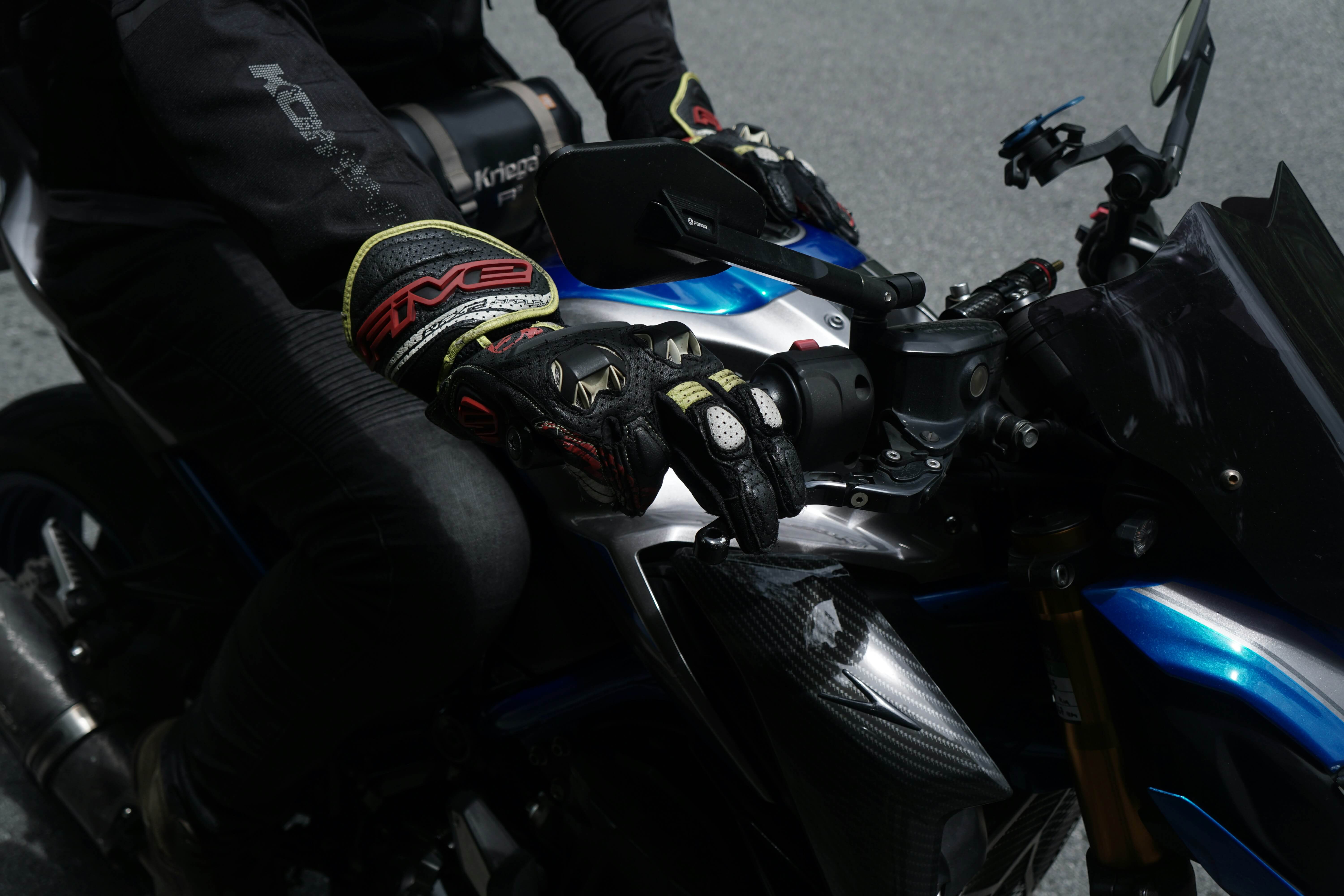 Motorcycle riding gloves